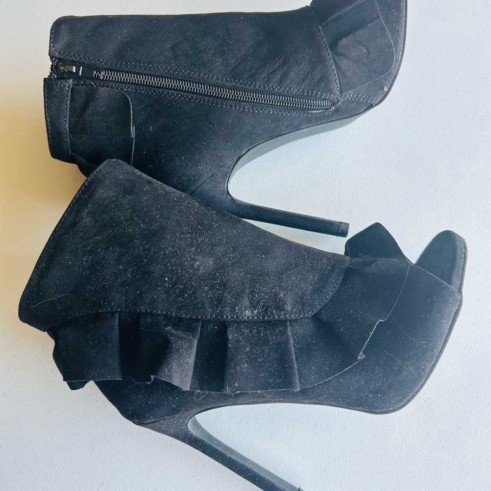 Black Ruffle Peep Toe Stiletto size 7.